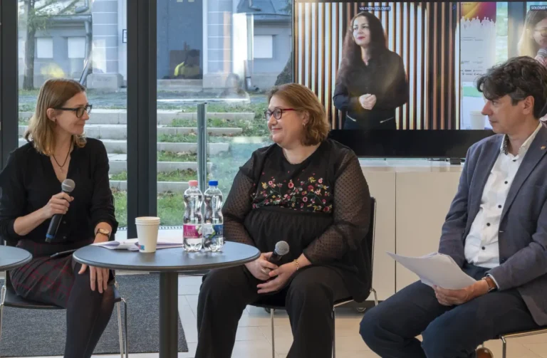 Alina Ancuța Ursoi (stânga), Cristina Căluianu (mijloc), Szövérdfi-Szép Zoltán (dreapta), la conferință în Timișoara.