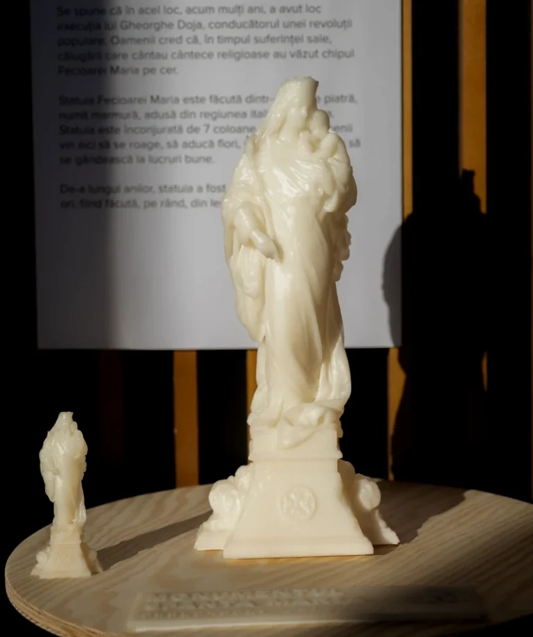 Model tactil al statuiei cu Fecioara Maria, imprimat 3D, expus pe un suport de lemn.